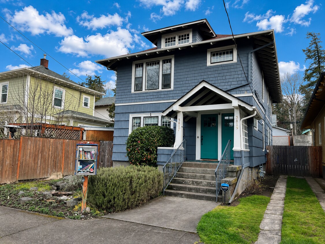 Photo - 3819-3819 SE Washington St (Portland, OR)