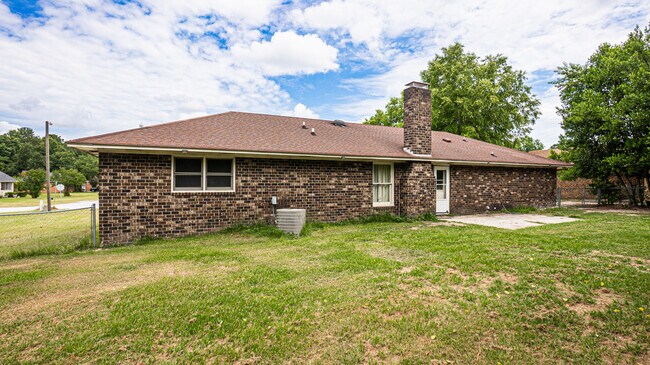 Building Photo - 325 Rainbow Dr