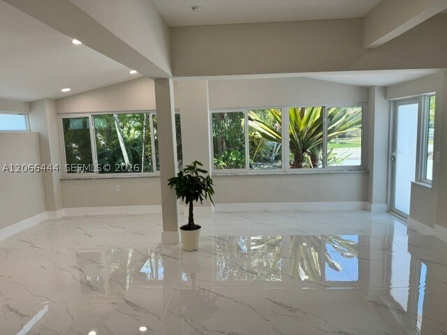 Foto del edificio - 1140 NE 183rd St