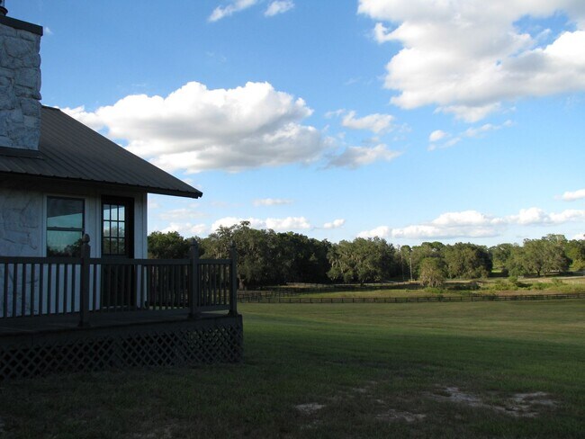 Foto del edificio - Beautiful 11.16 Acre Farm with Lots of Amenities!