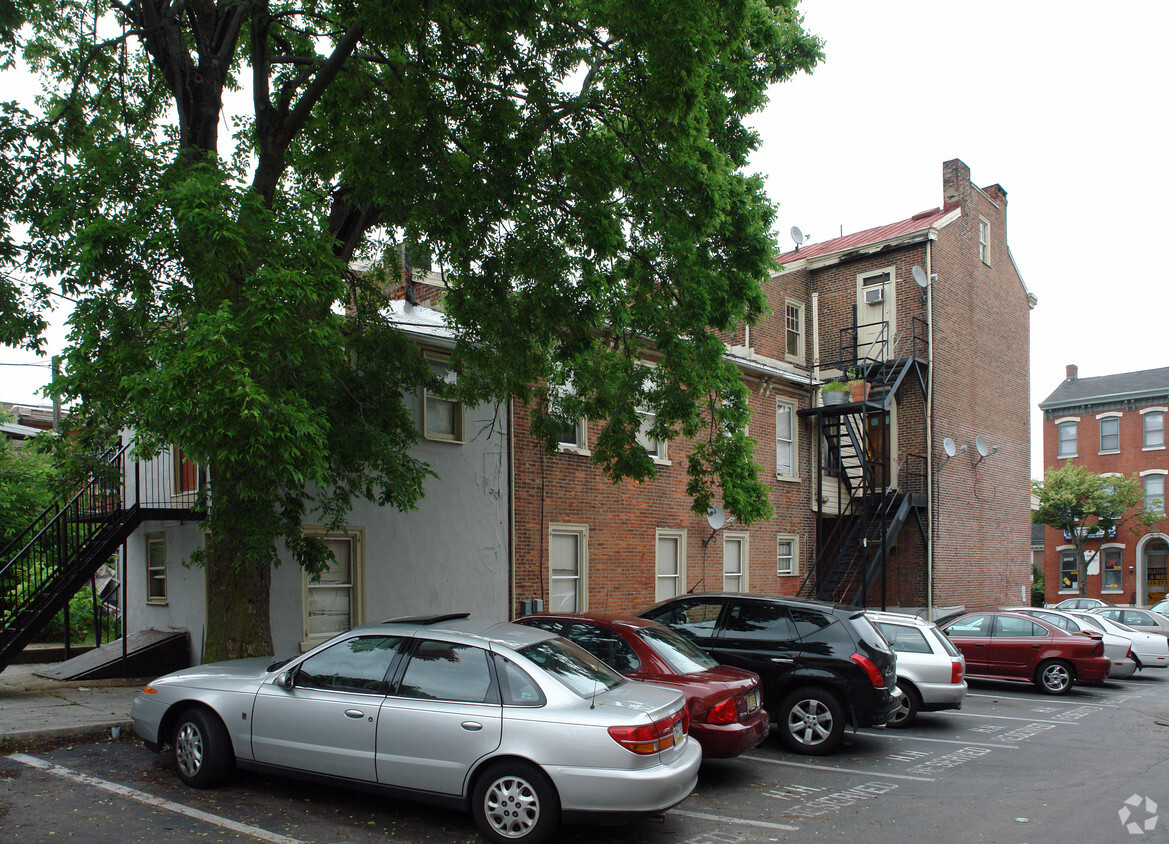 Building Photo - 611 Dekalb St