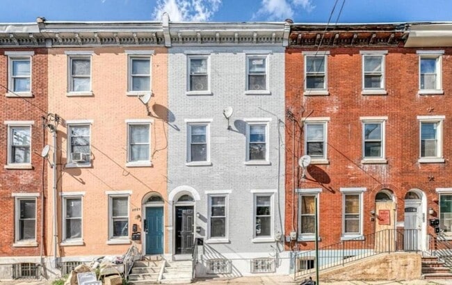 Building Photo - Luxurious 4-Bed/2-Bath Townhome in Cecil B. Moore! Available NOW!