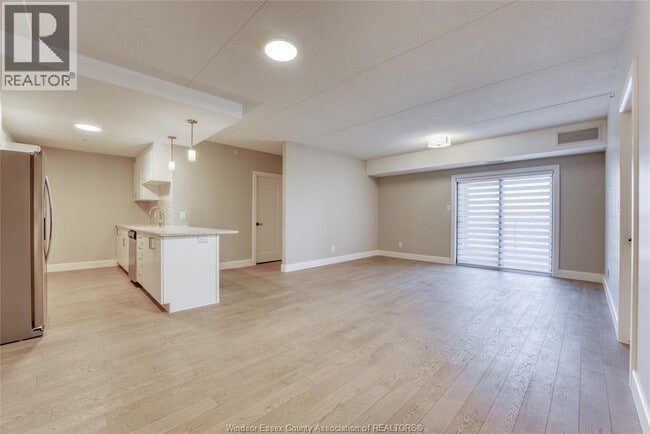 Photo du bâtiment - 2600 Sandwich W Pkwy