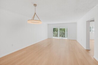 Building Photo - 200 E Royal Palm Rd