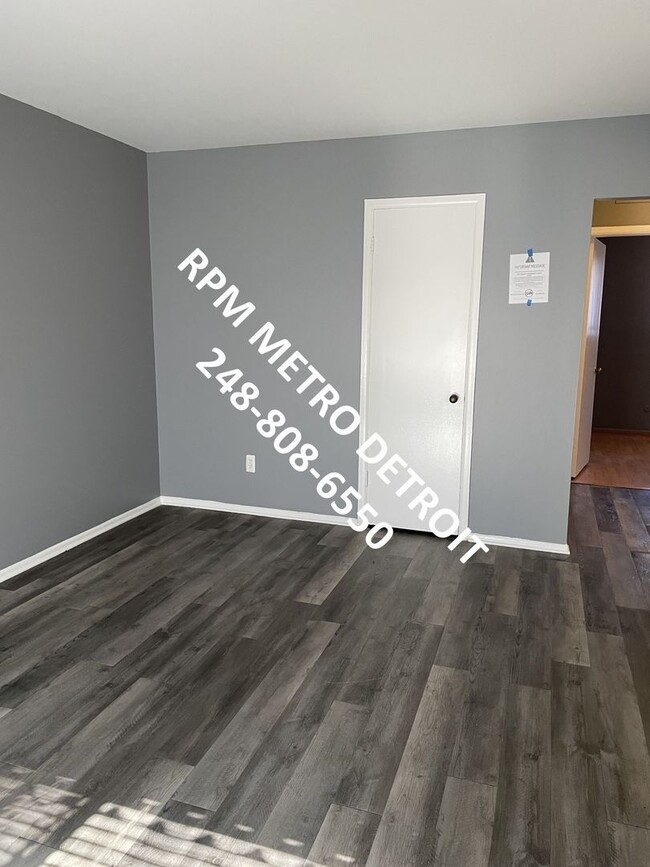 Building Photo - Oak Park 2-bedroom Duplex with Berkley Sch...