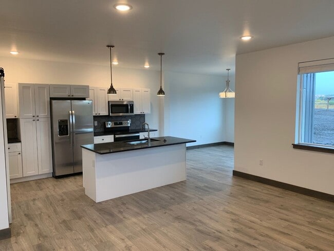 Building Photo - 3 Bed/2.5 Bath Townhome! Beautiful Finishes With 2 Patios That Over-Look a Park Setting!