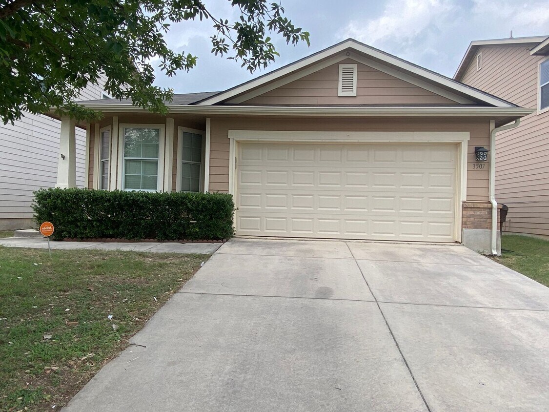 Primary Photo - 3/2 Single Story ~ Conveniently located to...