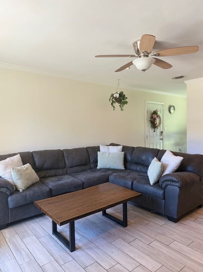 Building Photo - Charming Navarre Home on Nearly Half an Acre