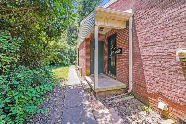 Foto del edificio - COMING SOON! Prime Gastonia Location – Cozy Brick Home with Modern Touches!