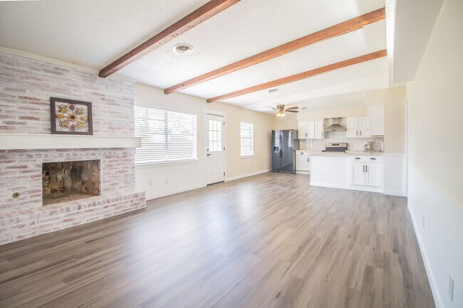 Foto del edificio - Gorgeous Completely Remodeled 4/2/2 with W...