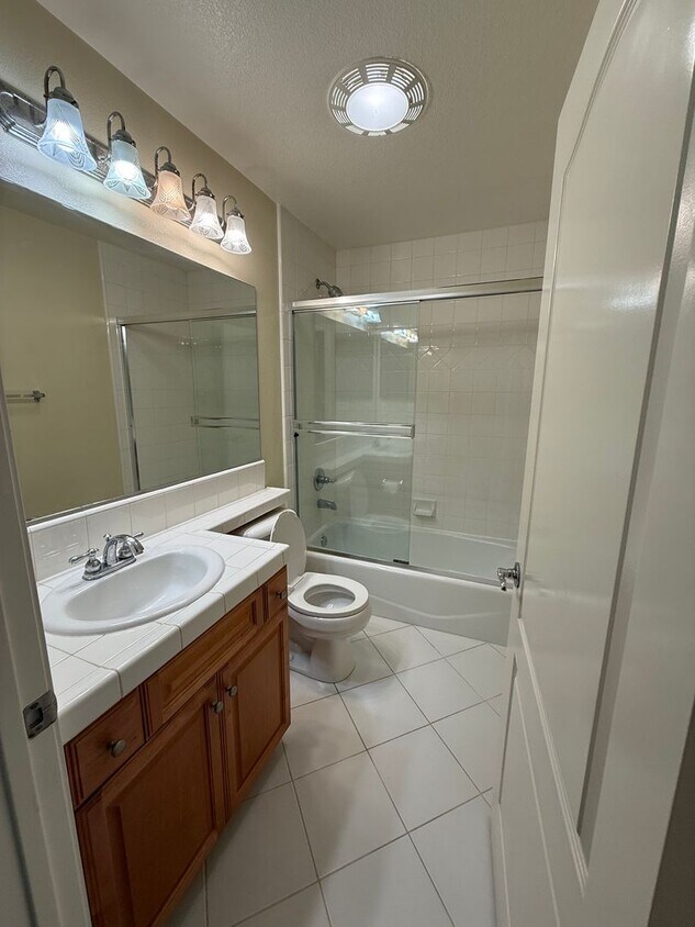 Building Photo - 3-Bedroom Townhome in Gated Bay Harbor – A...