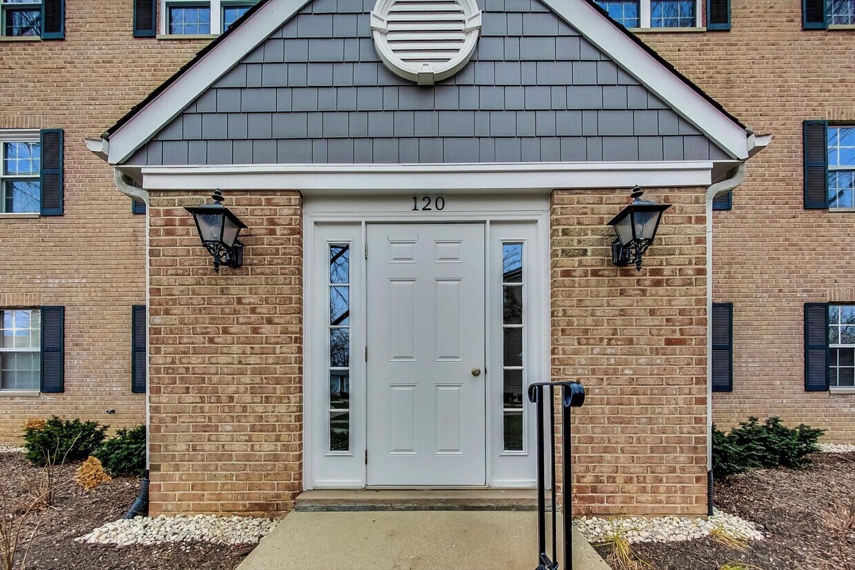 120 E Winchester Rd Unit A, Libertyville, IL 60048 Condo for Rent in