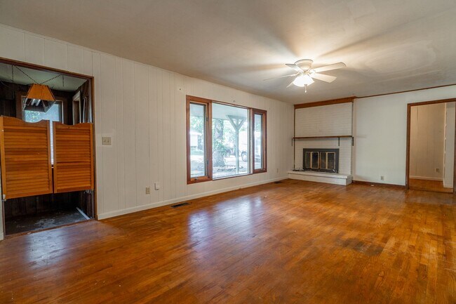 Foto del edificio - 4 Bedroom Home near UofA! Park-like yard! Lawn care included! Available for Fall semester!