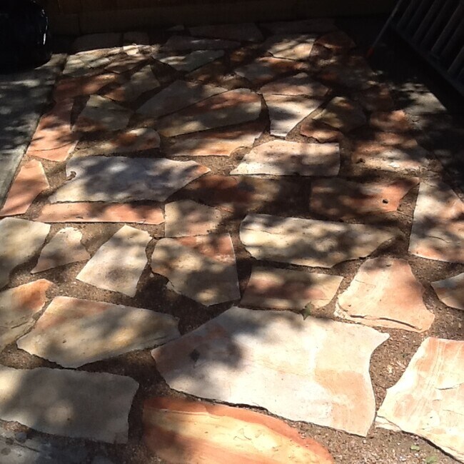 Patio de piedra. - 429 W 2nd St