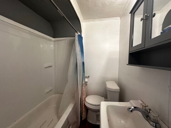 Foto del edificio - Fully updated Fully furnished All Bills Paid