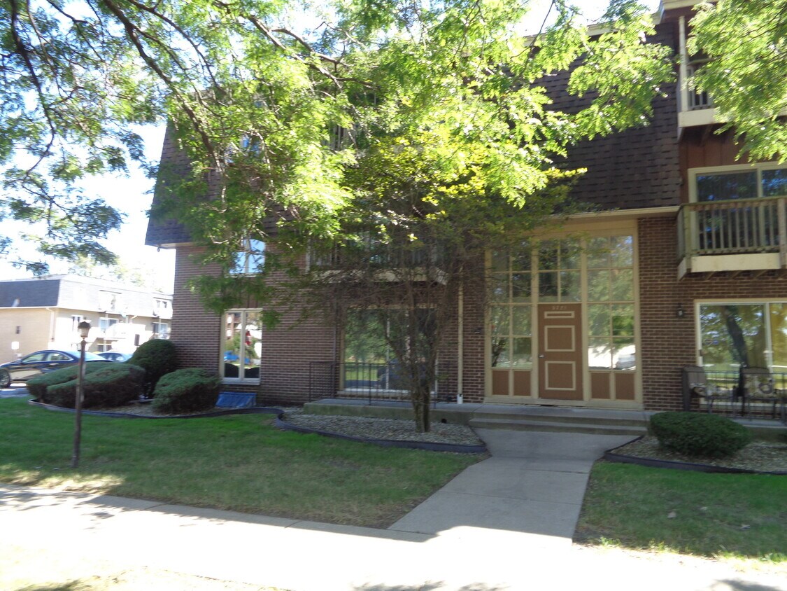 Foto principal - 5721 W 103rd St