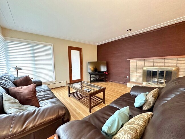 Foto del edificio - AVAILABLE Aug. 1 - 4 BEDROOM 3 BATHROOM - GORGEOUS LAKE VIEWS