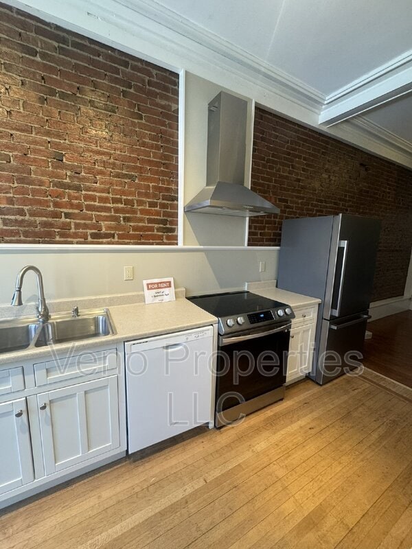 Building Photo - 16 2nd St