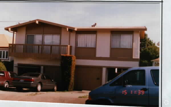 Building Photo - 160-162 Lewis Ave