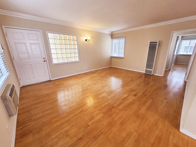 Foto del edificio - 7955 Blackburn Ave