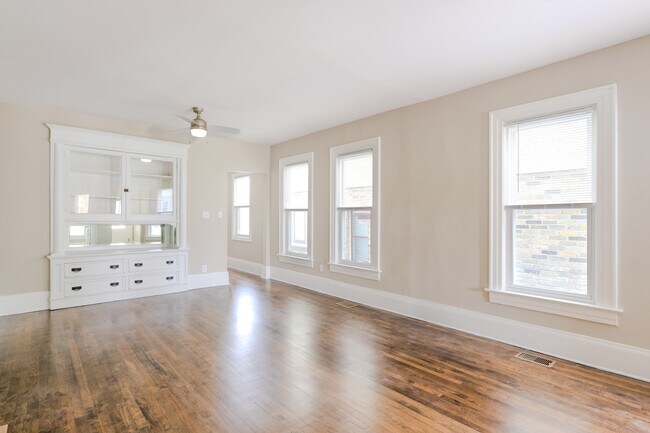 Foto del edificio - 2756 S Logan Ave