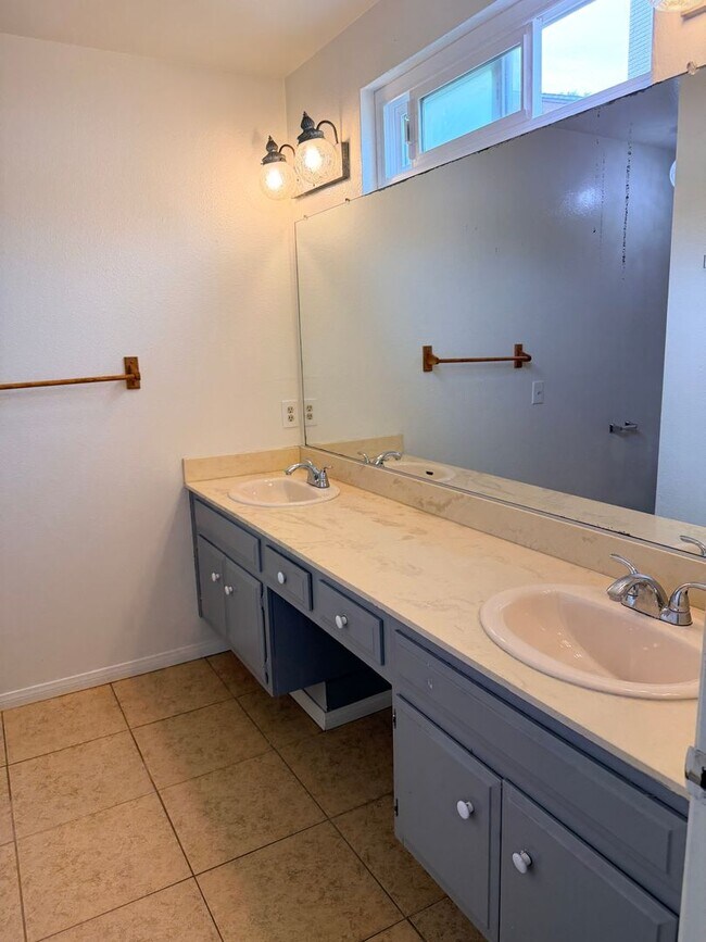 Building Photo - 4 Bedroom, 2.5 Bathroom Home with Spacious Layout in Chula Vista