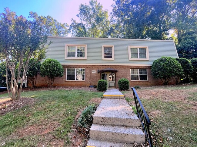 Building Photo - 2636 Park Rd