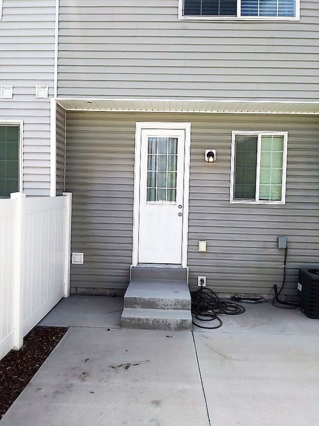 Building Photo - Pet Friendly Spacious 2 bedroom townhome i...