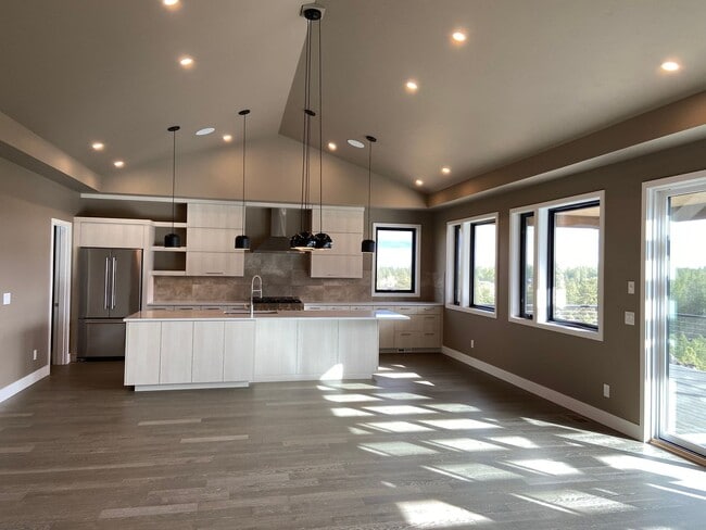 Building Photo - Newer, Modern Construction Home in Tetherow