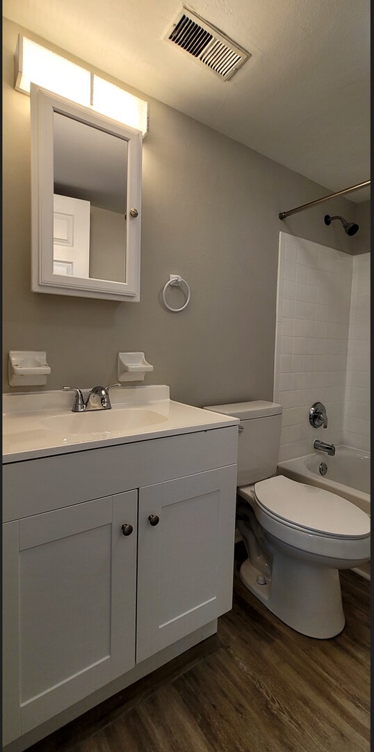 Foto del edificio - Spacious top floor  2 bedroom 1 bath Apart...