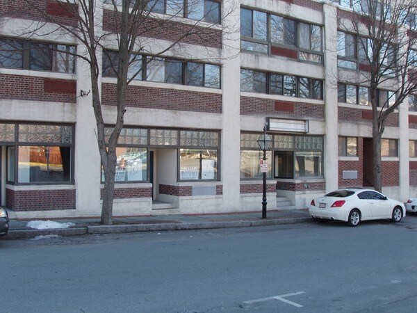 Foto de - 26 S Water St