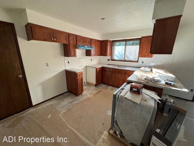 Foto del edificio - 3 br, 1.5 bath House - 141 NE 40th Ave.