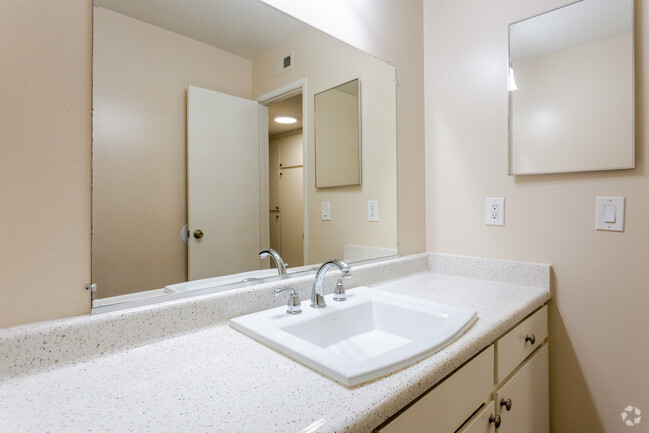 2BR, 1.5BA - 995 SF - Lime Grove Apartments