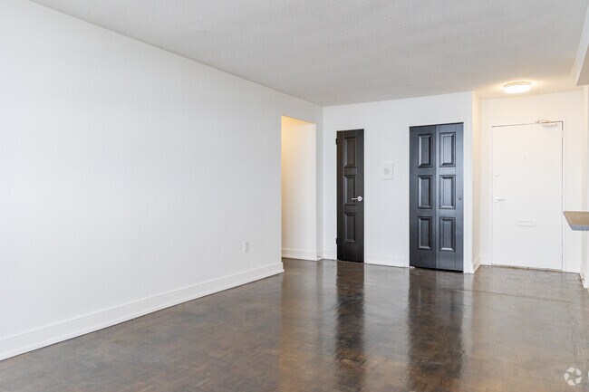 3BR, 2BA - 1281SF - Salon - 3434 Eglinton Avenue East