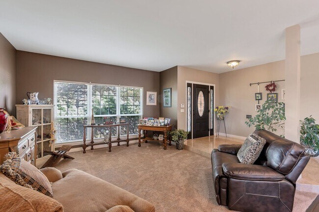 Building Photo - Fully Furnished - Lovely 4 Bedroom Home in...