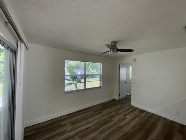 Building Photo - 3bedroom 2bath house centrally in desirabl...
