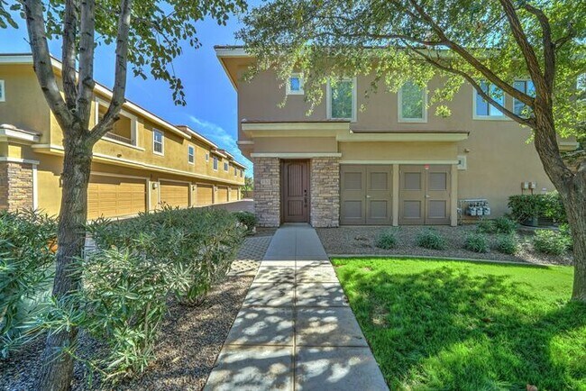 Building Photo - COMING SOON! Adorable 2 Bed 2 Bath in Downtown Phoenix