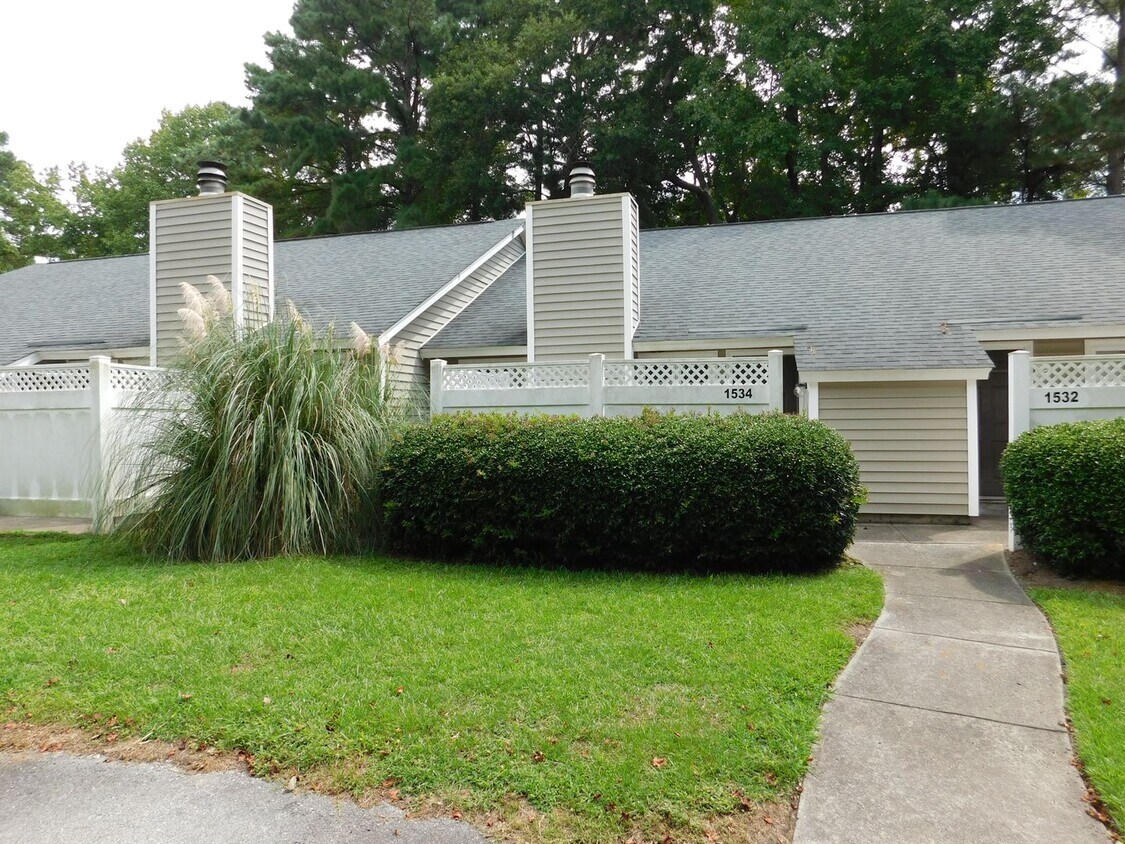 Primary Photo - 1534 College Way