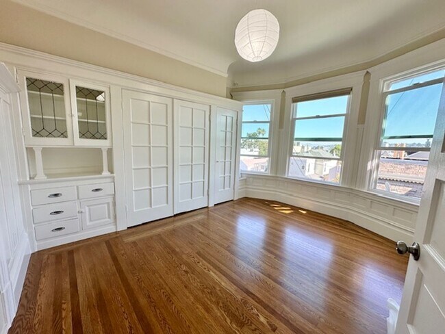 Building Photo - Charming Top Floor Sunny Edwardian