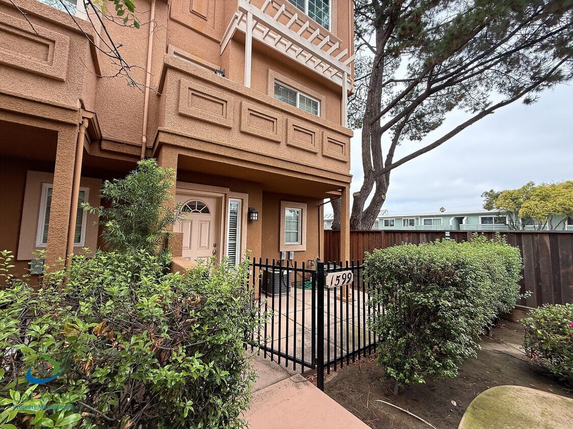 Foto principal - $3195 - Tri-level Town modern townhome in ...