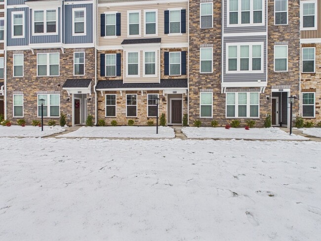 Building Photo - 640 Brookwood Glen Terrace