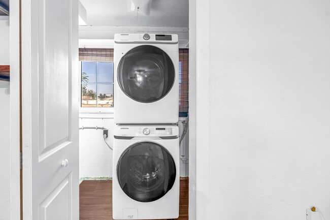 Foto del edificio - 652 42nd Ave NE