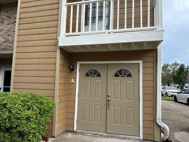 Foto del edificio - 421 Longwood Ct