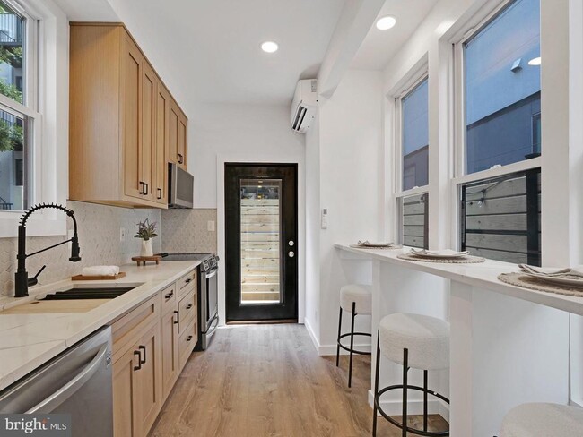 Foto del edificio - 1738 Glick Ct NW