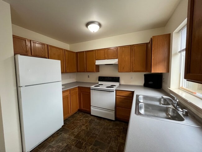 Building Photo - Three Bedroom Townhouse Style Unit