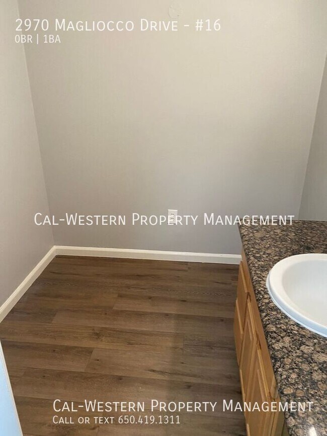 Foto del edificio - Corner unit, spacious updated studio near ...
