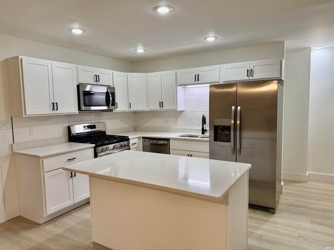 Building Photo - 404 S Hickory Dr