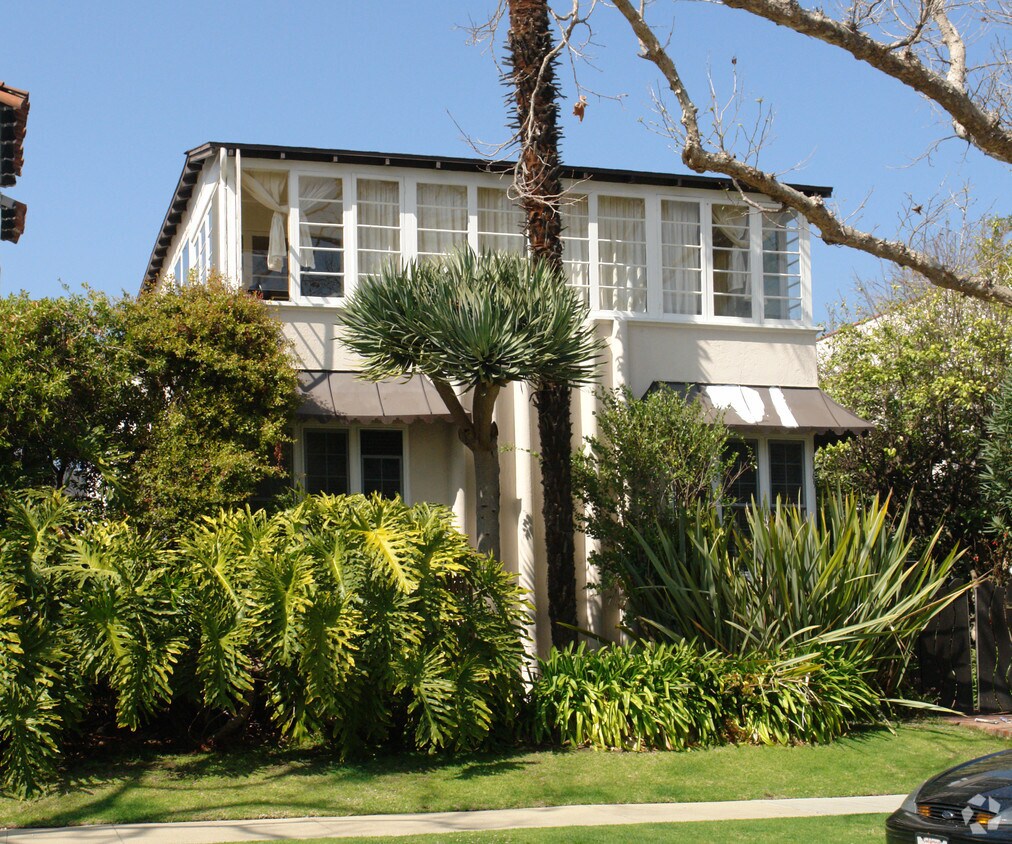 Building Photo - 9909 Robbins Dr