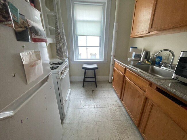 Building Photo - No Fee Split 2 Bed on Green Line Nice large even rooms HT HW Inc STUDENTS ok