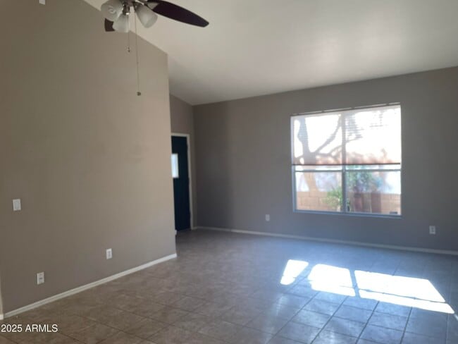 Foto del edificio - 2204 E Crest Ln